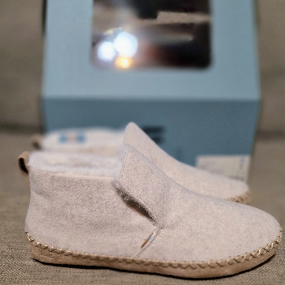 Toms Natural Cream Women's Slippers NIB Size 6